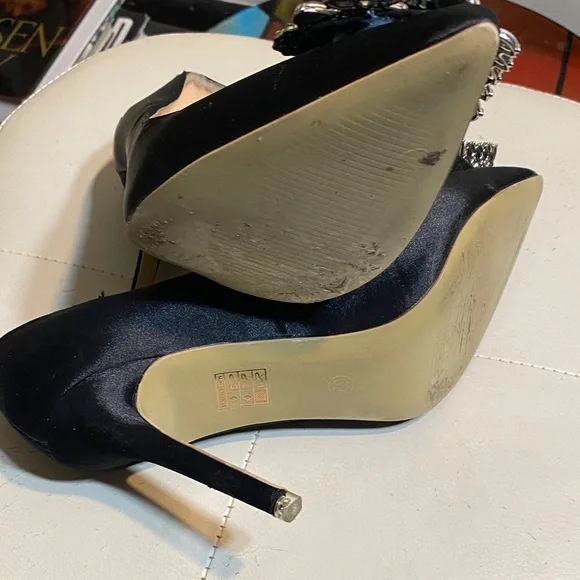 Elegant Black Satin Heels with Crystal Embellishments - Picture 4 of 6